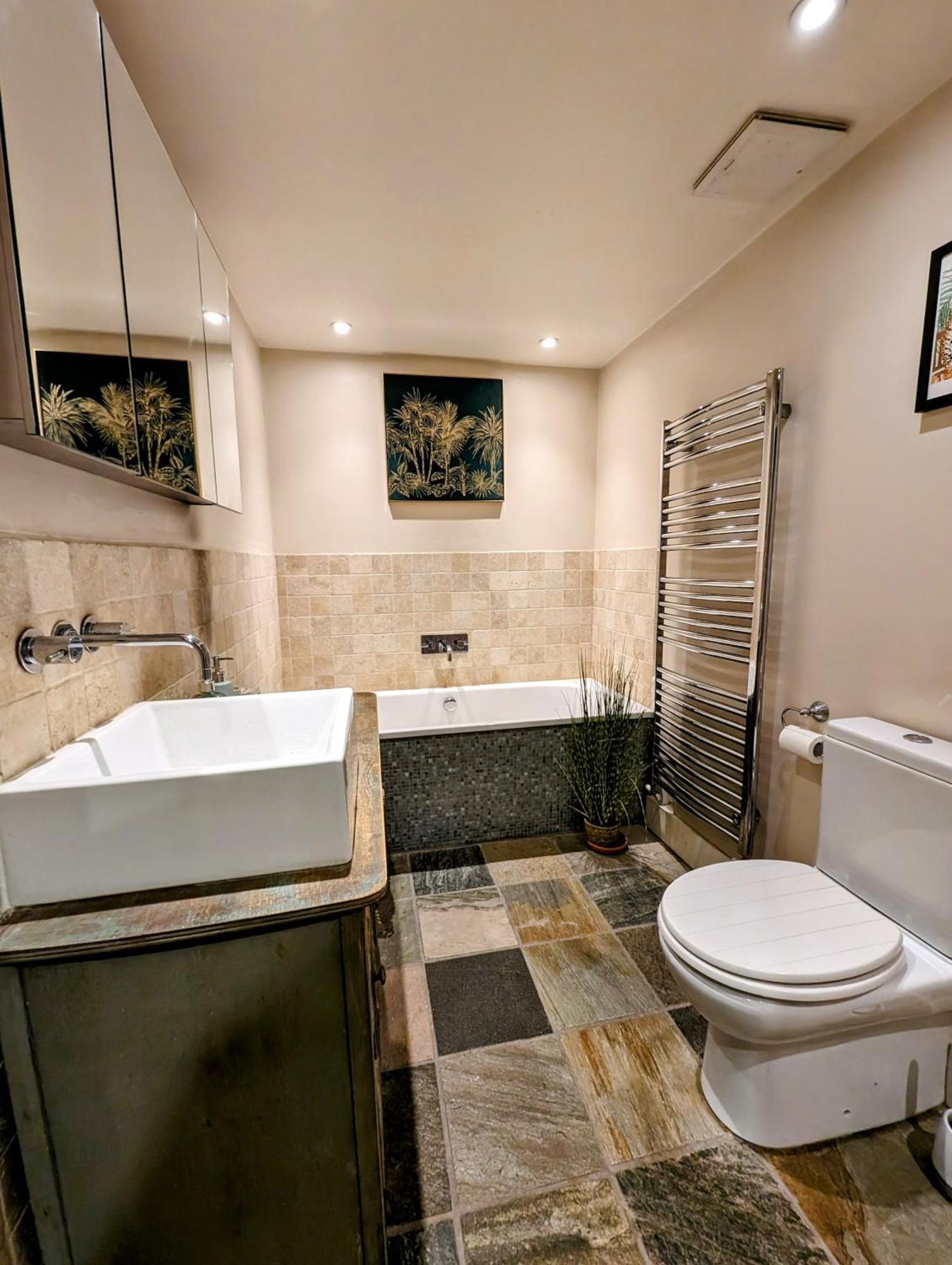 Modern Well Presented Apartment With Garden ロンドン エクステリア 写真